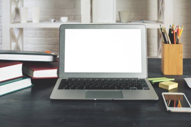 Modern ofis çalışma alanı boş dizüstü ekran ile