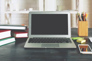 Modern ofis çalışma alanı boş dizüstü ekran ile