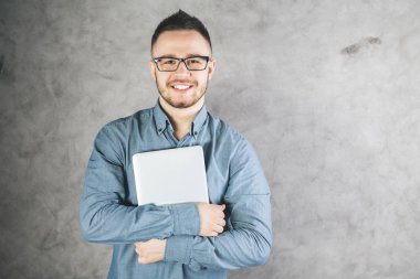 Dizüstü bilgisayarı olan iş adamı 