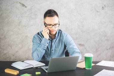 Projede çalışan yakışıklı işadamı 