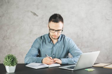 Projede çalışan çekici iş adamı 