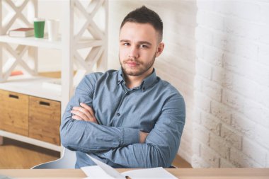 İşyerinde yakışıklı işadamı 