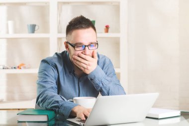 İş yerinde mutlu adam