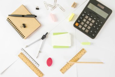 Ofis masaları ile çeşitli öğeleri 