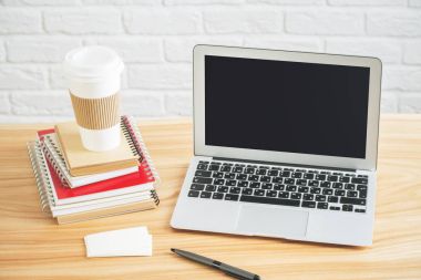 Tasarımcı çalışma alanı boş dizüstü ekran ile