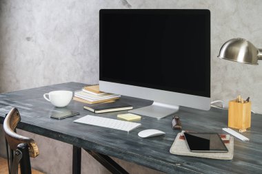 Masaüstü boş beyaz bilgisayar monitörü yan ile 