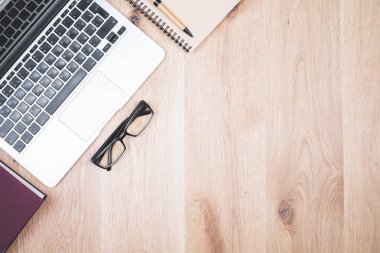 Dizüstü bilgisayar ile ahşap masaüstü 