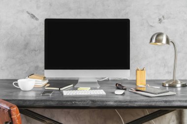 Çalışma alanı boş bilgisayar ekran açık ile