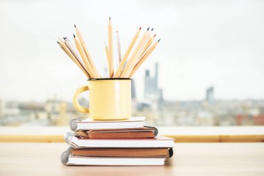 Demir kupa kalemler ve defterini 