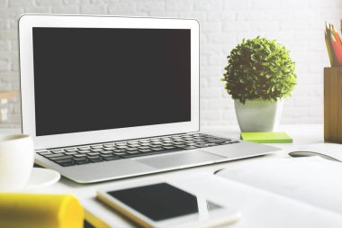 Yaratıcı masaüstü boş dizüstü ekran ile