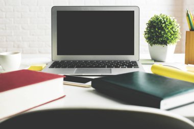 Yaratıcı masaüstü boş laptop monitör ile