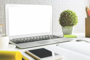 Yaratıcı masaüstü boş beyaz dizüstü ekran ile