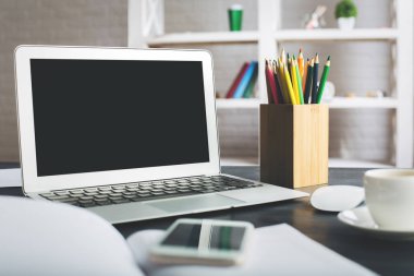 Yaratıcı masaüstü boş dizüstü ekran ile