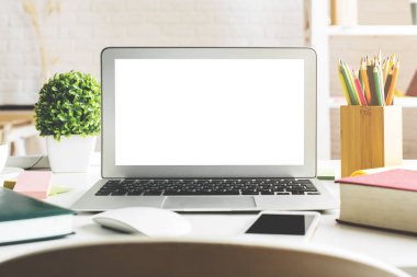 Yaratıcı masaüstü boş beyaz dizüstü ekran ile