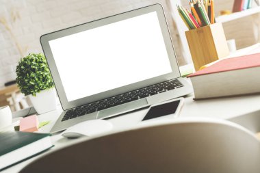 Modern masaüstü ile beyaz dizüstü bilgisayar monitörü