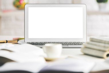 Bulanık tablo boş beyaz dizüstü ekran ile