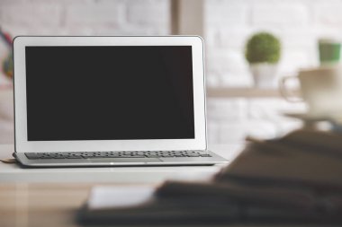 Modern beyaz dizüstü bilgisayar monitörü Masası