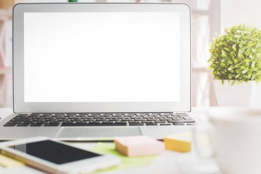 Çağdaş masaüstü ile beyaz dizüstü bilgisayar monitörü