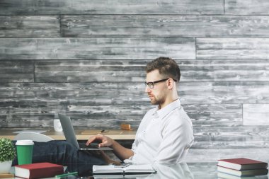 Projede çalışan çekici bir adam 