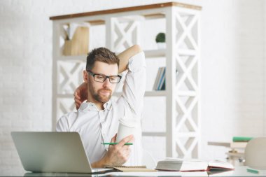 Projede çalışan beyaz beyefendi 