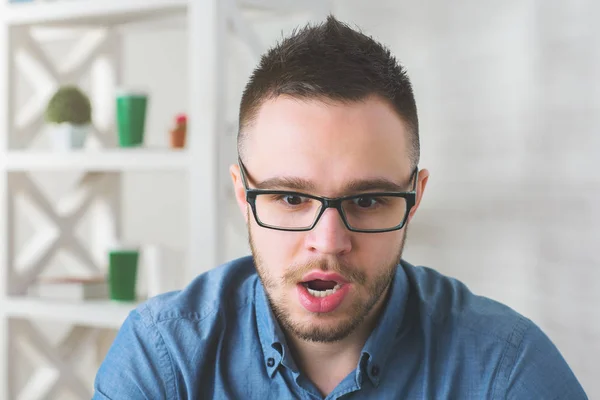 Retrato sorprendido del hombre de negocios —  Fotos de Stock