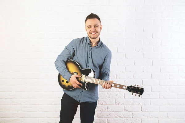 Mann spielt Gitarre — Stockfoto