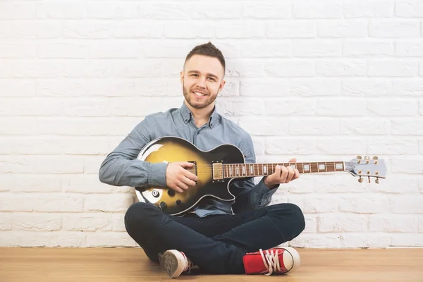 Όμορφος άντρας με κιθάρα — Stockfoto