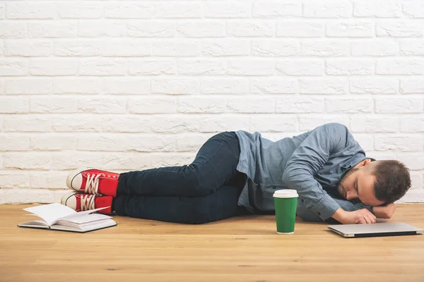 Ragazzo caucasico con computer portatile e caffè — Foto Stock