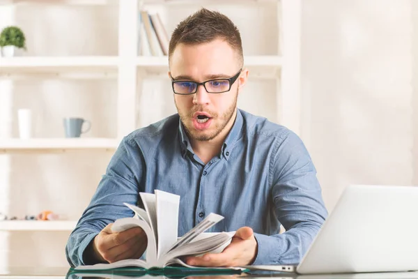 Hombre de negocios sorprendido en el lugar de trabajo — Foto de Stock