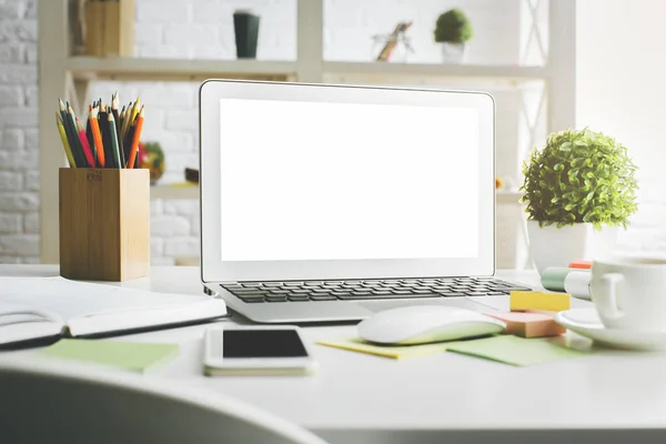 Nieuwe desktop met witte laptop scherm — Stockfoto