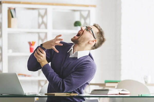 Verrückter Geschäftsmann arbeitet an Projekt — Stockfoto