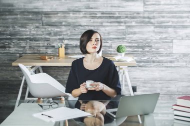 Projede çalışan çekici Bayan 