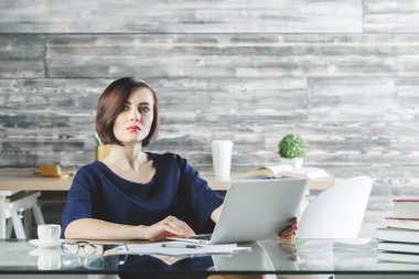 Projede çalışan genç iş kadını 