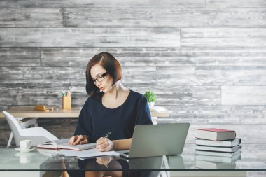 Projede çalışan güzel iş kadını 