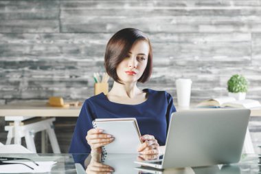 Muhteşem Bayan projede çalışan 