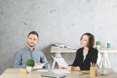 Çekici işadamı ve evrak işi kadın 