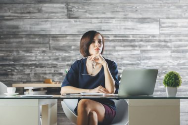 Projede çalışan çekici Avrupa erkek 