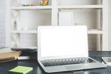 Modern Ofis Masası ile boş dizüstü bilgisayar monitörü