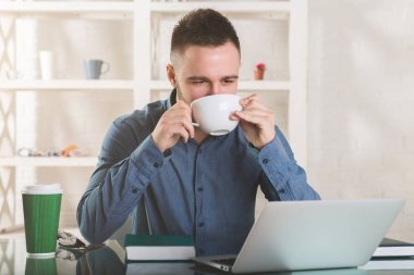 Projede çalışan beyaz iş adamı 