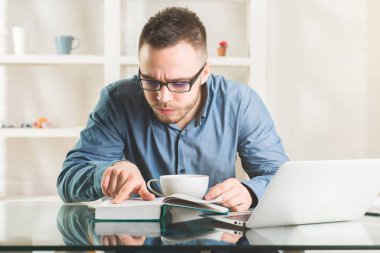 Projede çalışan Avrupa iş adamı 