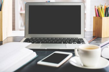 Yaratıcı masa laptop ekran üstü