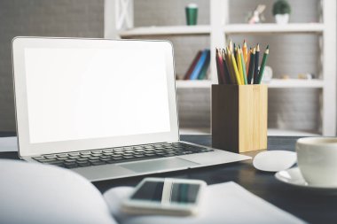 Yaratıcı masaüstü boş beyaz dizüstü ekran ile