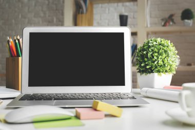 Modern çalışma alanı boş laptop monitör ile 