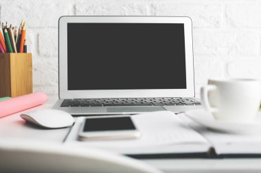 Boş dizüstü ekran ile yaratıcı wokrplace