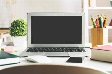 Yaratıcı masaüstü boş dizüstü ekran ile