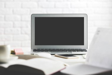 Hipster çalışma alanı boş dizüstü ekran ile