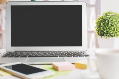 Çağdaş masaüstü ile dizüstü bilgisayar monitörü