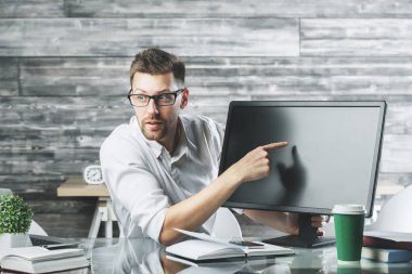 Bilgisayar ekranı işaret eden Avrupa iş adamı