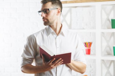 Boook ile genç adam 