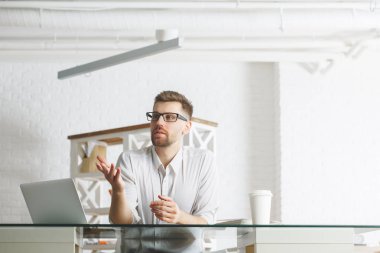 Projede çalışan Avrupa iş adamı 